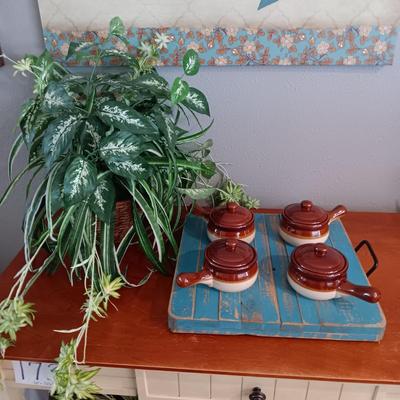 WOODEN SLAT SERVING BLOCK, 4 SOUP BOWLS AND A FAUX PLANT IN HANGING WICKER BASKET