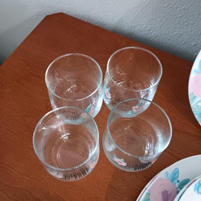 4 PLACE SETTING OF "HOME SWEET HOME" DINNERWARE, MATCHING GLASSES & COFFEE MUGS PLUS WALL CLOCK AND ART