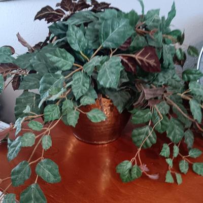 2 FAUX PLANTS IN BRASS AND TIN CONTAINERS, WALL CLOCK, CROSS AND TOOTHPICK HOLDER