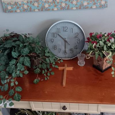 2 FAUX PLANTS IN BRASS AND TIN CONTAINERS, WALL CLOCK, CROSS AND TOOTHPICK HOLDER