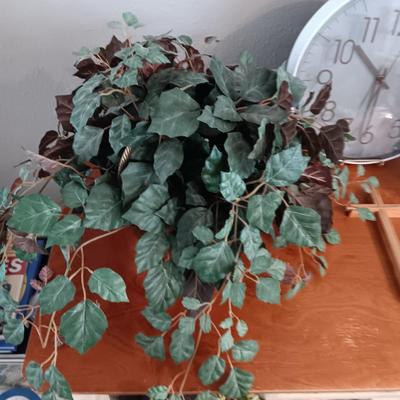 2 FAUX PLANTS IN BRASS AND TIN CONTAINERS, WALL CLOCK, CROSS AND TOOTHPICK HOLDER