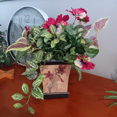 2 FAUX PLANTS IN BRASS AND TIN CONTAINERS, WALL CLOCK, CROSS AND TOOTHPICK HOLDER