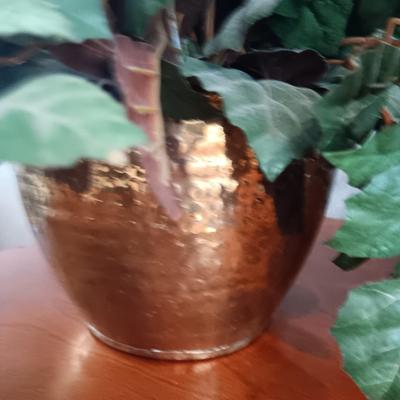 2 FAUX PLANTS IN BRASS AND TIN CONTAINERS, WALL CLOCK, CROSS AND TOOTHPICK HOLDER