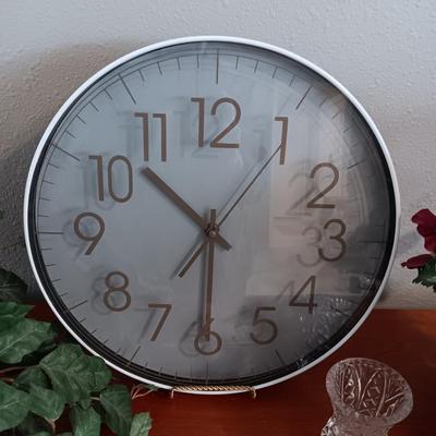 2 FAUX PLANTS IN BRASS AND TIN CONTAINERS, WALL CLOCK, CROSS AND TOOTHPICK HOLDER