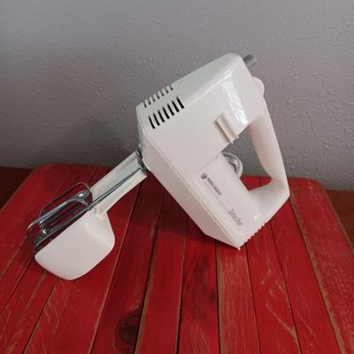 WOODEN SLAT SERVING BLOCK, HAND MIXER, FLOUR SIFTER, SUGAR POURER AND PLASTIC CANISTERS