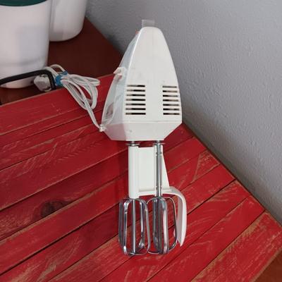 WOODEN SLAT SERVING BLOCK, HAND MIXER, FLOUR SIFTER, SUGAR POURER AND PLASTIC CANISTERS