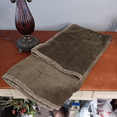 TABLE LAMP AND THROW BLANKET