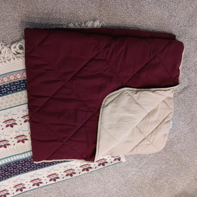 REVERSIBLE AND KNITTED THROW BLANKETS