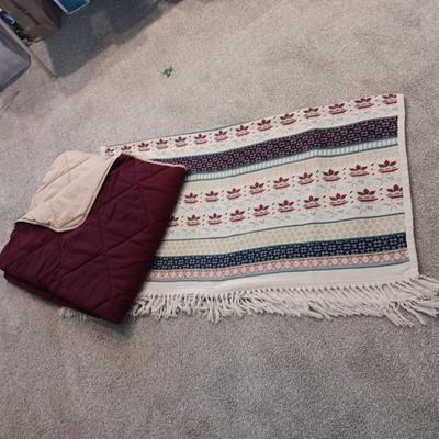 REVERSIBLE AND KNITTED THROW BLANKETS