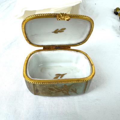 1242 Vintage Limoges Porcelain Box
