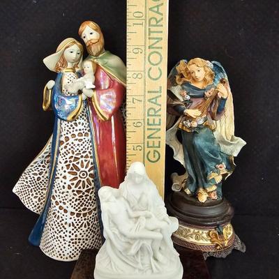 Lembranca De Brasilia - DF - Romanian Nativity - and a music box angel