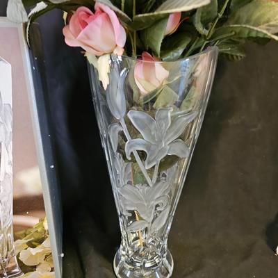 Beautiful Tall Gorham Botanical Gardens Vase with two clear glass Angels