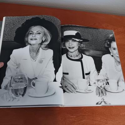 ANNIE LEIBOVITZ "WOMEN" COFFEE TABLE BOOK