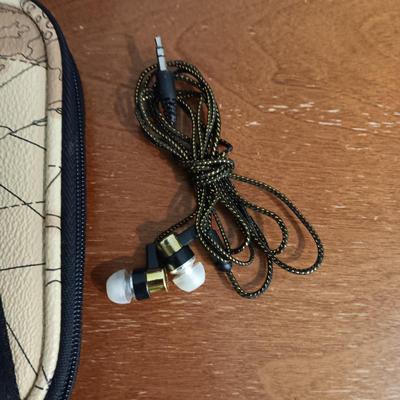 CHESS SET, BATTLE OF THE BRAINS GAME AND A KINDLE CARRIER WITH EARBUDS