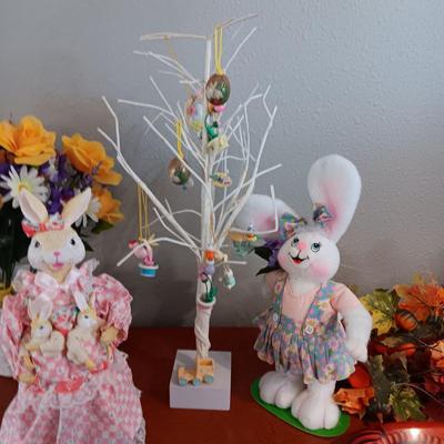 EASTER DECORATIONS WITH A HINT OF FALL AND ST PATRICK'S DAY