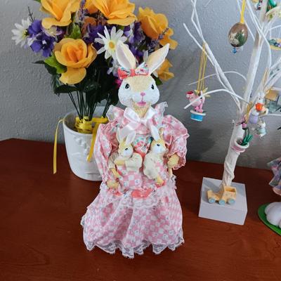 EASTER DECORATIONS WITH A HINT OF FALL AND ST PATRICK'S DAY
