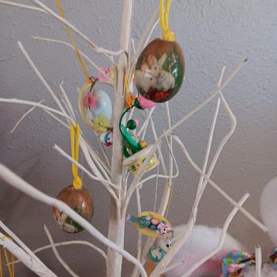 EASTER DECORATIONS WITH A HINT OF FALL AND ST PATRICK'S DAY