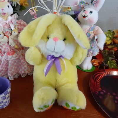 EASTER DECORATIONS WITH A HINT OF FALL AND ST PATRICK'S DAY