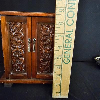 Nice musical wooden Jewlery box with an assortment of Jewlery