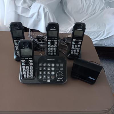 iHOME SPEAKER AND 4 HAND SET CORDLESS PHONE WITH VOICE MAIL
