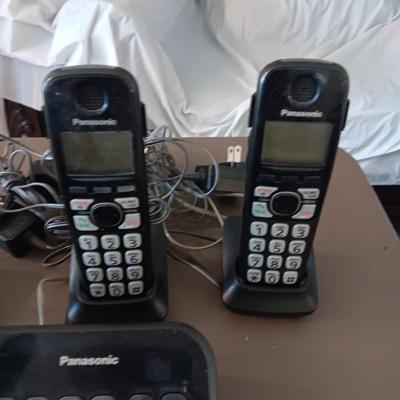 iHOME SPEAKER AND 4 HAND SET CORDLESS PHONE WITH VOICE MAIL