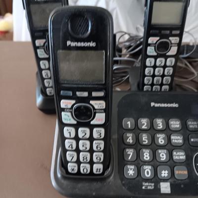 iHOME SPEAKER AND 4 HAND SET CORDLESS PHONE WITH VOICE MAIL