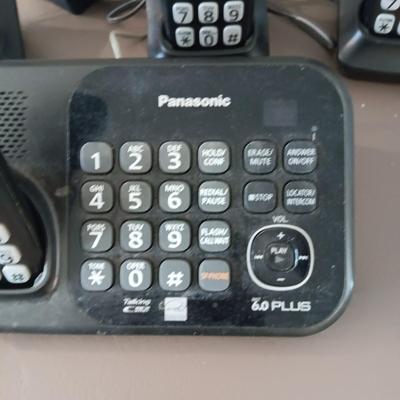 iHOME SPEAKER AND 4 HAND SET CORDLESS PHONE WITH VOICE MAIL