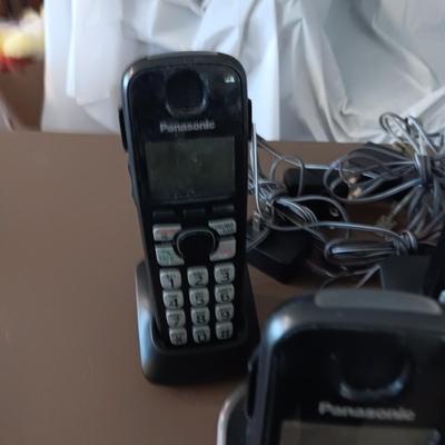 iHOME SPEAKER AND 4 HAND SET CORDLESS PHONE WITH VOICE MAIL