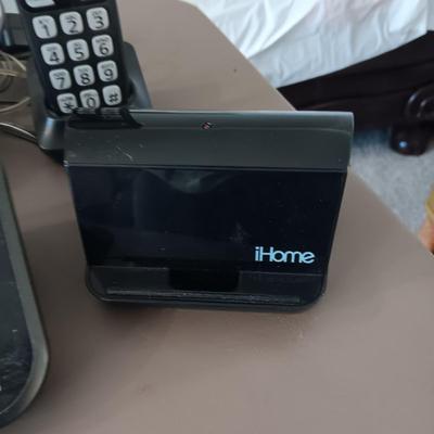 iHOME SPEAKER AND 4 HAND SET CORDLESS PHONE WITH VOICE MAIL