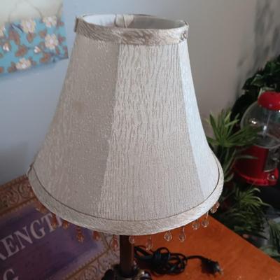 METAL WALL ART, TABLE LAMP AND ROUND WOODEN SIDE TABLE WITH GLASS TOP