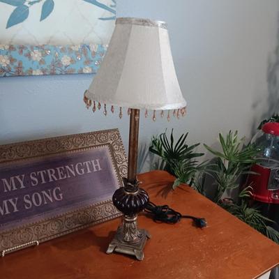 METAL WALL ART, TABLE LAMP AND ROUND WOODEN SIDE TABLE WITH GLASS TOP