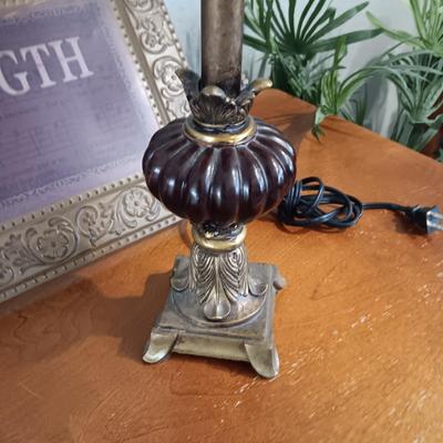 METAL WALL ART, TABLE LAMP AND ROUND WOODEN SIDE TABLE WITH GLASS TOP