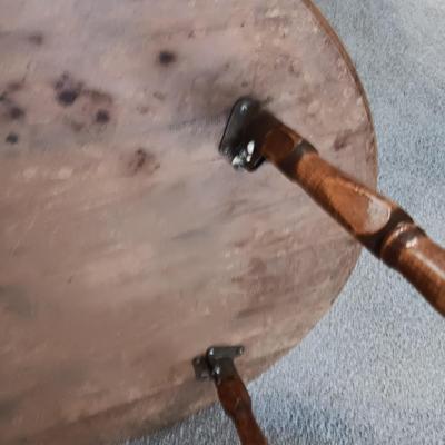 NICE WOODEN ROUND COFFEE OR SIDE TABLE