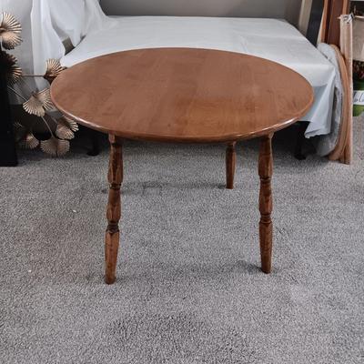 NICE WOODEN ROUND COFFEE OR SIDE TABLE