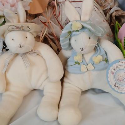 Easter is less than 65 days away!! Very cute Easter Decorations!