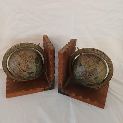 Vintage 1960's Olde World Globe Italian Made Globe Bookends-with Readers Digest America books.