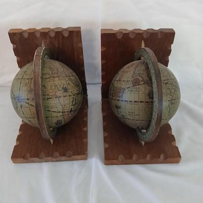 Vintage 1960's Olde World Globe Italian Made Globe Bookends-with Readers Digest America books.