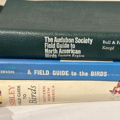 Saratoga Binoculars & Assorted Field Guides (LR-ES)