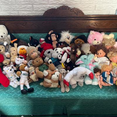 Stuffed animals & few dolls