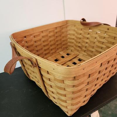 Large Longaberger Basket w Leather Handles 2007 19x17x9.5