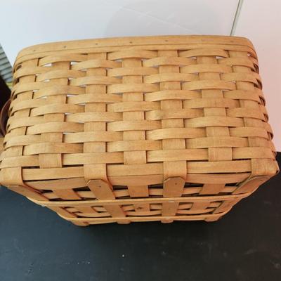 Large Longaberger Basket w Leather Handles 2007 19x17x9.5