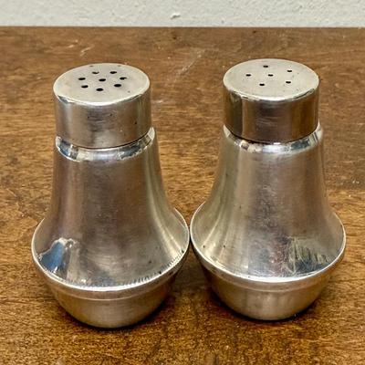 Sale Photo Thumbnail #528: Sterling Silver weighted salt & pepper shakers. Very clean and almost free of dents and scratches. Lined with glass, good condition despite the vintage age. Approx. 2.5" tall.