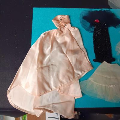 BARBIE DOLL DRESS UP CLOTHES