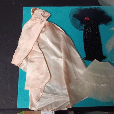 BARBIE DOLL DRESS UP CLOTHES