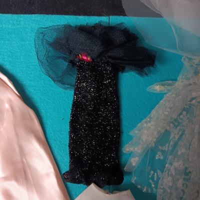 BARBIE DOLL DRESS UP CLOTHES