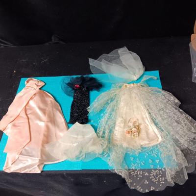 BARBIE DOLL DRESS UP CLOTHES