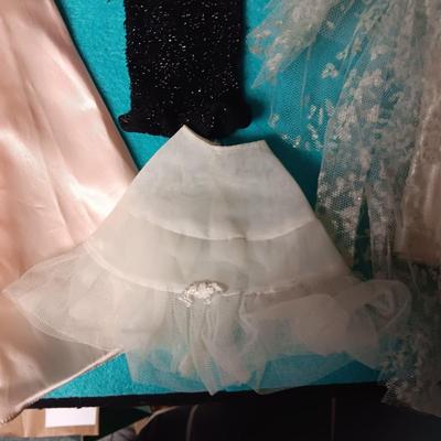 BARBIE DOLL DRESS UP CLOTHES