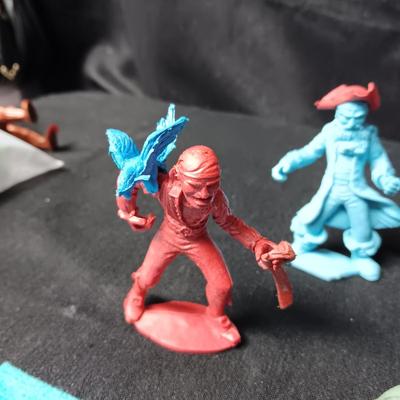 VERY DETAILED TOY PIRATE ACTION FIGURES WITH ACCESSORIES