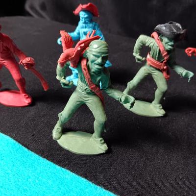 VERY DETAILED TOY PIRATE ACTION FIGURES WITH ACCESSORIES