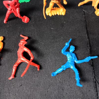 DETAILED FREE STANDING PIRATE ACTION FIGURES
